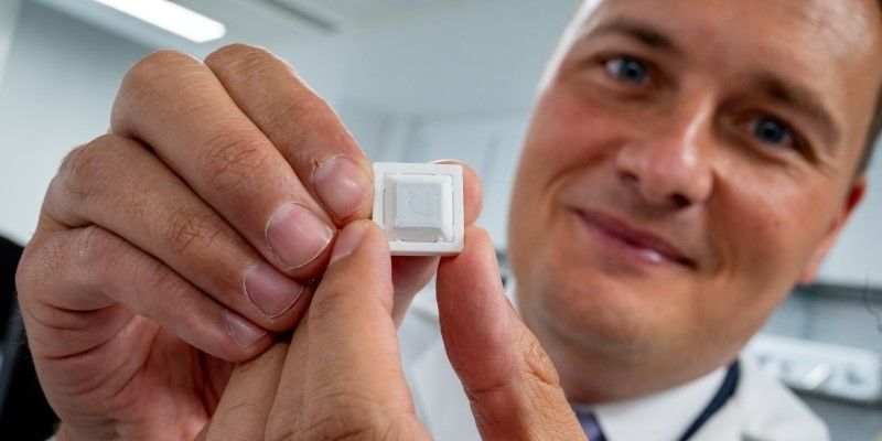 Wes Streeting with Microneedle Solutions innovative alternative vaccine patch